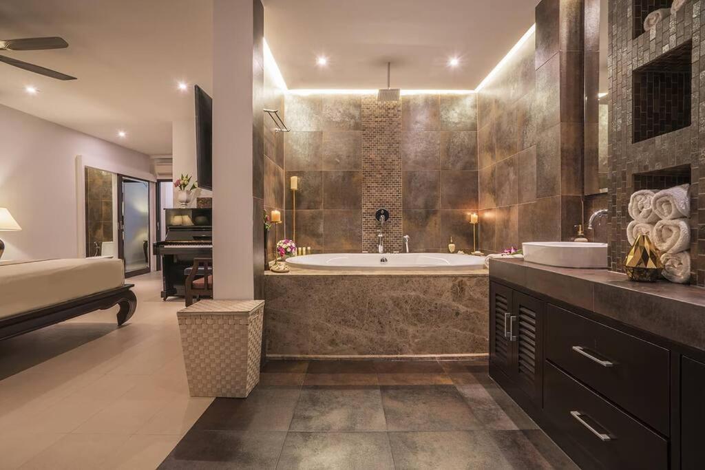 Villa Nirvana - Beachfront Tropical Chic 4Br Haven In Cape Panwa, Phuket Ban Makham Exterior foto